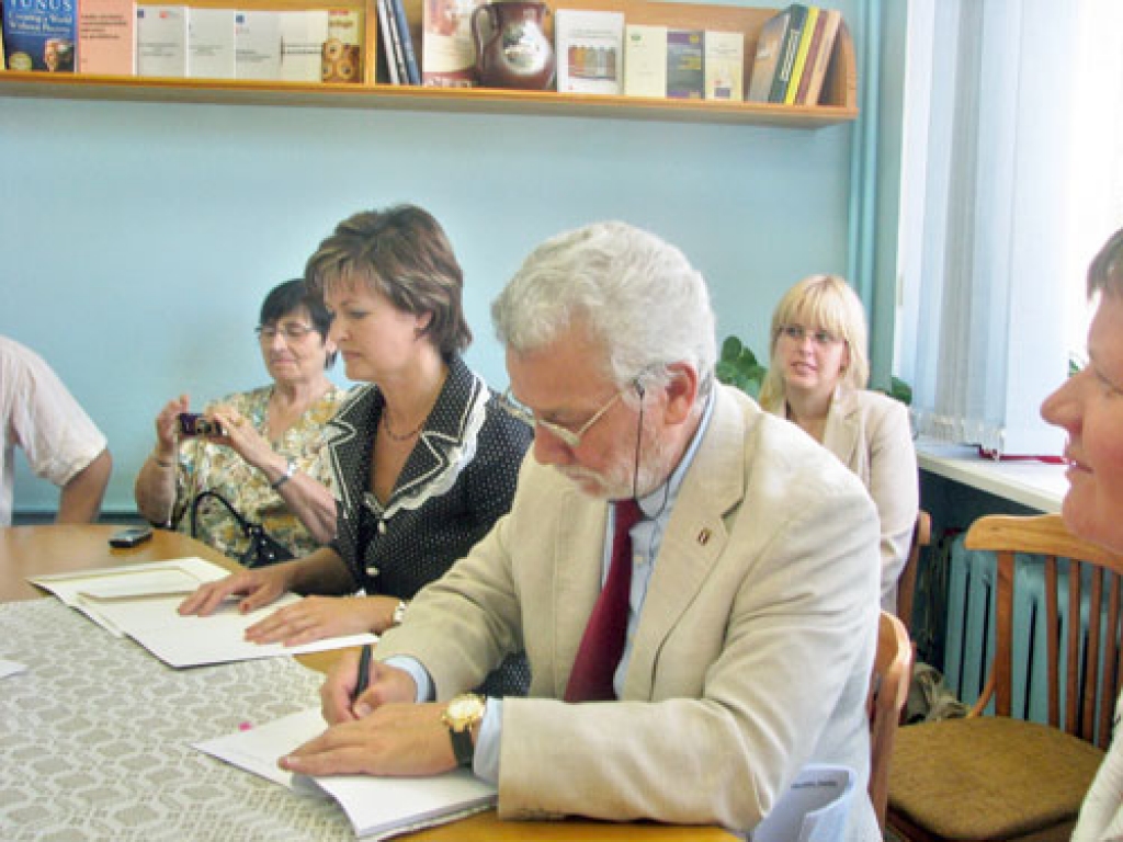 Hipotēku bankas valdes priekšsēdētājs Inesis Feiferis, parakstot līgumu ar nodibinājumu «Latvijas Lauku sieviešu uzņēmējdarbības atbalsta fonds», paver ceļu 50 tūkstoš latu lielai naudas plūsmai. Tās apguve un kontrole būs Klientu vadības departamenta vadītājas Anitas Kleinas pārziņā. 
Autors: Juris Iļņickis