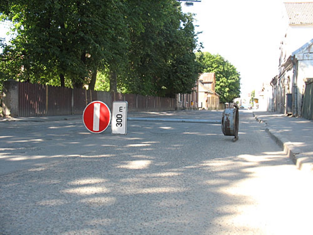 Pusaudžu nogāztā ceļa zīme Rīgas ielā apdraud satiksmes dalībniekus.
Autors: Vilnis Auzāns