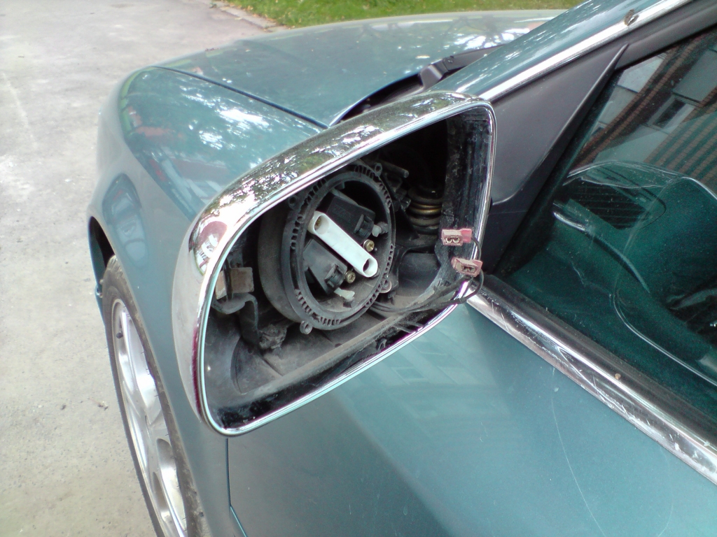 Garnadži naktī uz 30.jūliju piesavinājušies automašīnas Audi A6 sānu spoguli.
Autors: No albuma.