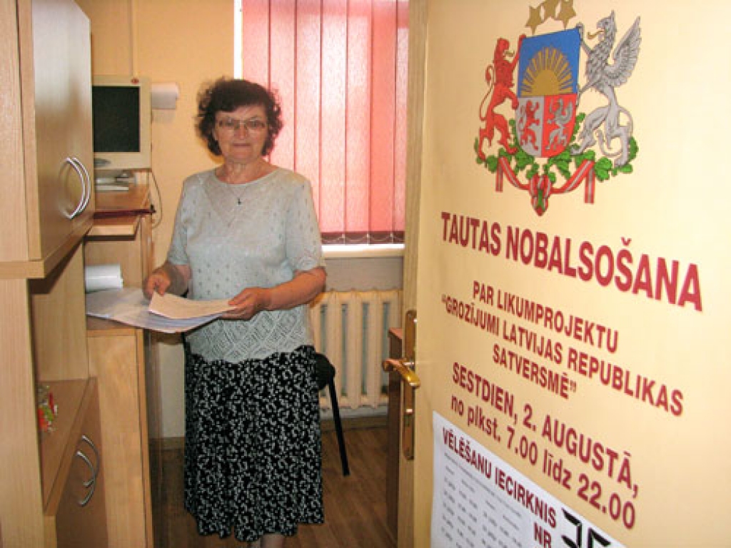 Vecumnieku pagastā tautas nobalsošanai iecirknis ierīkots tautas namā, atgādina komisijas locekle Antonija Mačukāne. 
Autors: Juris Iļņickis