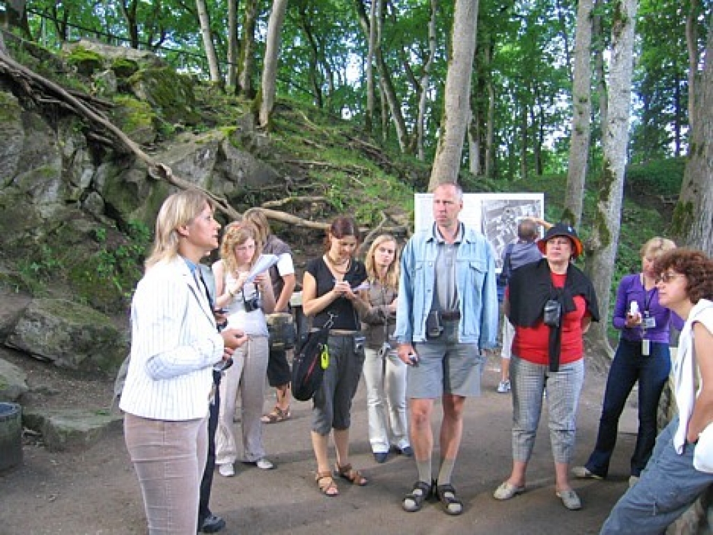 Baltijas valstu ceļojumu maratons viesojas Kali (Igaunija) tūrisma centrā. Baltijas valstu žurnālisti ar interesi ieklausās vēsturiskajos faktos par meteorīta krišanas radītajiem procesiem un tā izpētes mēģinājumiem. 
Autors: www.travelnews.lv