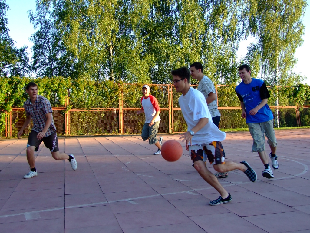 Bauskas jaunieši Kārlis Ābelnieks (no labās), Ivars Reliņš, Artūrs Kruminis, Sandijs Līdaks un Ainārs Vinks savā brīvajā laikā labprāt spēlē strītbolu.
Autors: Kristaps Ābelnieks