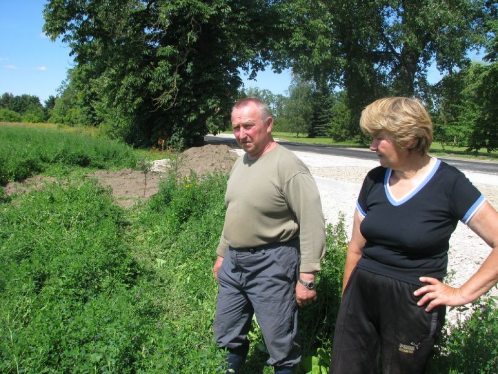 Izbraukāto lucernu un smiltsērkšķu stādījumus izrāda zemes īpašniece Inta Liepa.
Autors: Juris Iļņickis