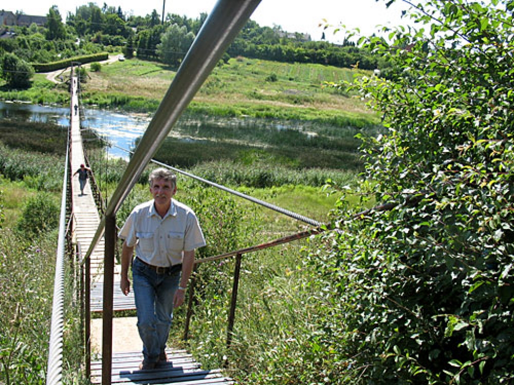 Pārgājis tiltam pāri, būvinženieris Aldis Kapkalns to atzīst par gana drošu. Saturošās troses gan ir jānospriego, jo pašlaik tilts ir sasvēries uz vienu pusi. 
Autors: Vilnis Auzāns