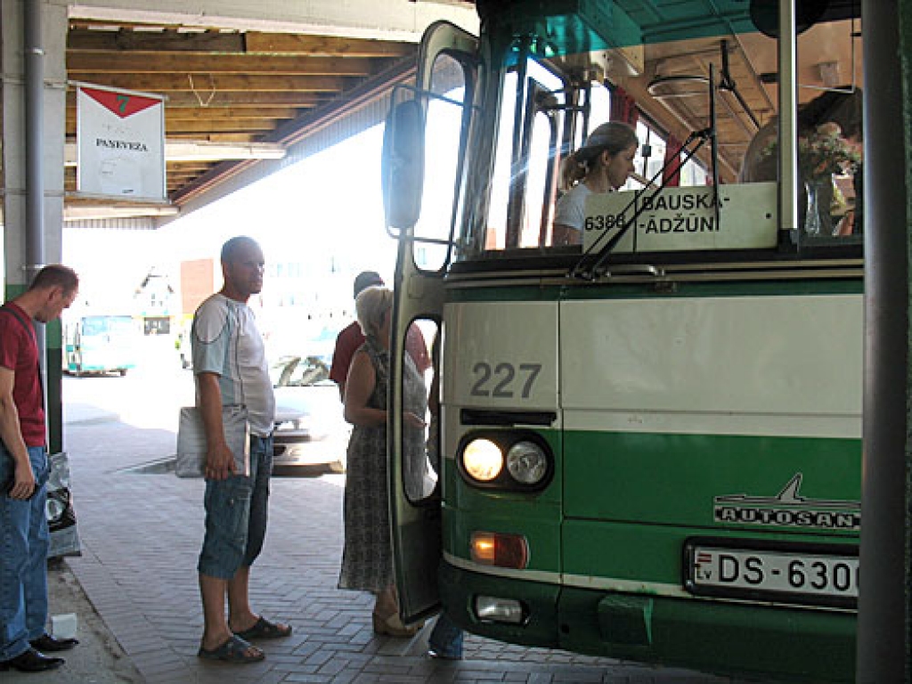 Lai no Bauskas nokļūtu galamērķī Ādžūnos, līdzšinējo 40 santīmu vietā no 1. augusta vajadzēs maksāt 55 santīmus. 
Autors: Vilnis Auzāns