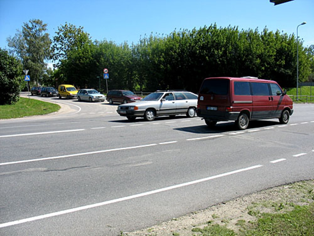 Lai no Draudzības ielas pagrieztos pa kreisi uz Bausku, nereti ilgi jāgaida vai arī jāriskē, jo autoplūsma pa A-7 ir ļoti blīva, īpaši rītos un pēcpusdienās.
Autors: Vilnis Auzāns