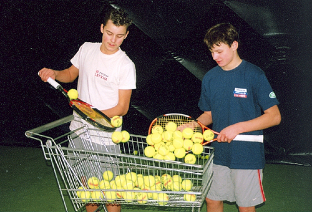 Brāļi Mārtiņš (no kreisās) un Jānis Podžus ir cītīgi treniņos.
Autors: no «Bauskas Dzīves» arhīva