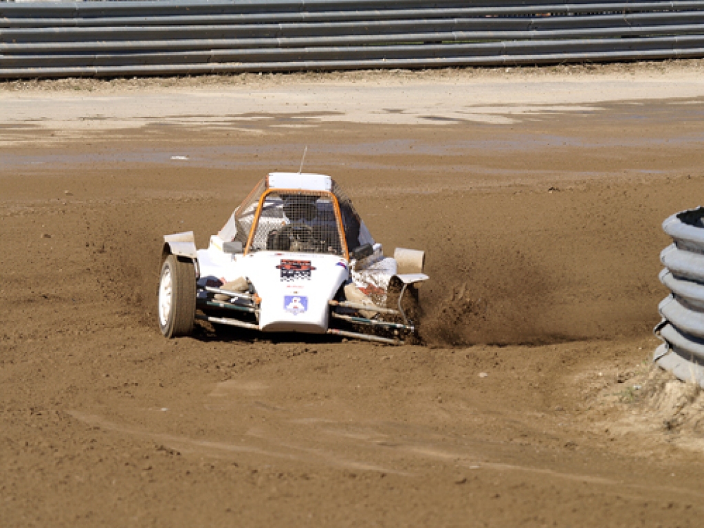 Patiesi varonīgais igauņu sportists Maido Rūsmans uzvarēja, pat nobraucot trasi ar bagiju, kam viens ritenis nolūzis.
Autors: I. STĪRIJS, www.musa.lv