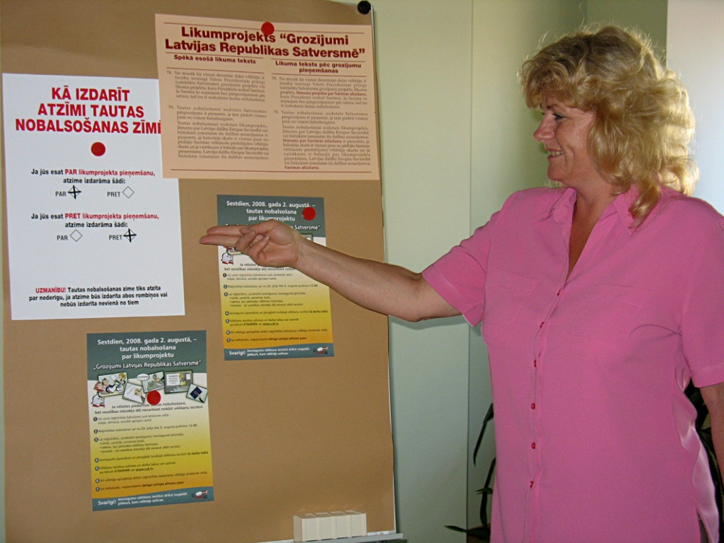 Iecavas vēlēšanu komisijas loceklei Silvijai Vītolai, izmantojot izdales materiālus, nācies kādam interesentam skaidrot, kāda izskatīsies balsošanas zīme un kādas atzīmes uz tās būs jāveic. 
Autors: Vilnis Auzāns