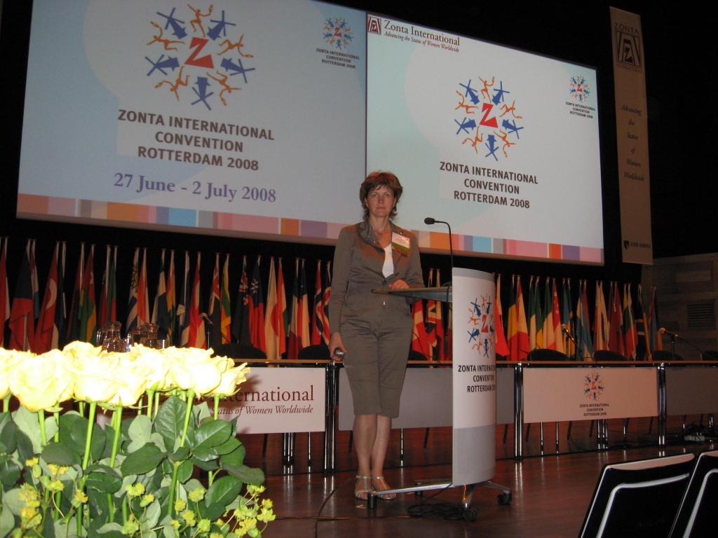«Zonta International» pasaules kongresa Roterdamā zāles skatuve, kur nofotografējās arī delegāte no Bauskas Ilze Tijone.
Autors: No albuma.
