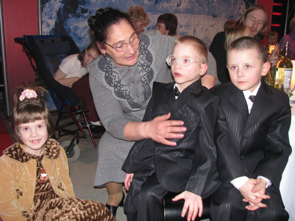 Uz saietu dosies audžumāte Biruta Stepiņa no Bauskas kopā ar Ingu, Dmitriju un Ivo.
Autors: No «Bauskas Dzīves» arhīva.