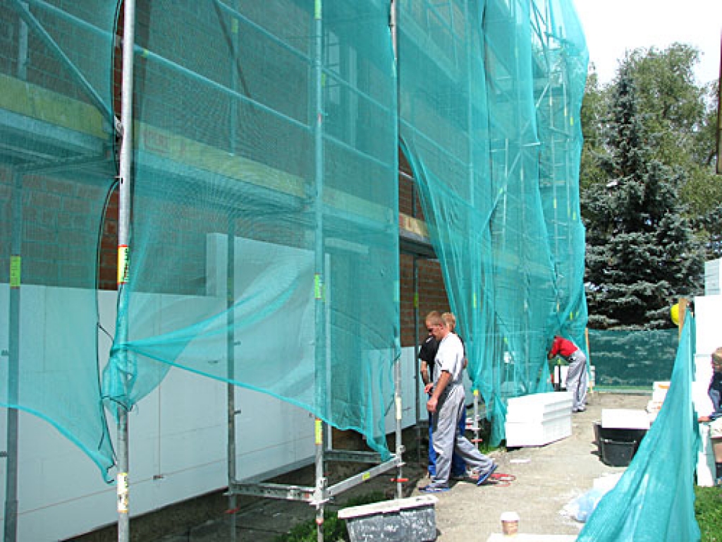 SIA «Saules pilsēta» ir sākusi aktīvus siltināšanas darbus Stacijas ielā 5. Mājas sienas tiek siltinātas ar desmit centimetru biezām putupolistirola plāksnēm. 
Autors: Juris Iļņickis