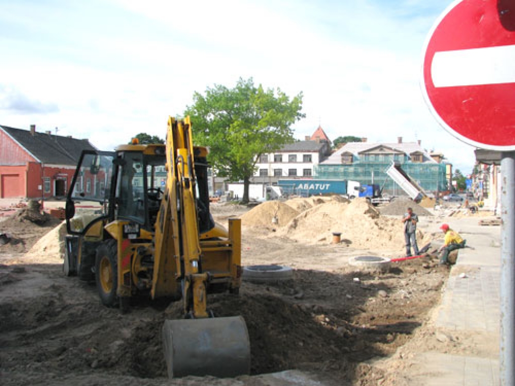 Rātslaukumā pašlaik lielākie rakšanas darbi notiek Pasta un Rīgas ielas krustojumā. 
Autors: Vilnis Auzāns