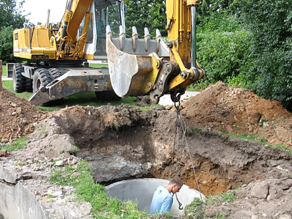 Ģirts Kačinskis precīzi novieto grodu izraktajā bedrē. Tas ir veselais grods, salauztais jau ir aizvests.
Autors: Juris Iļņickis