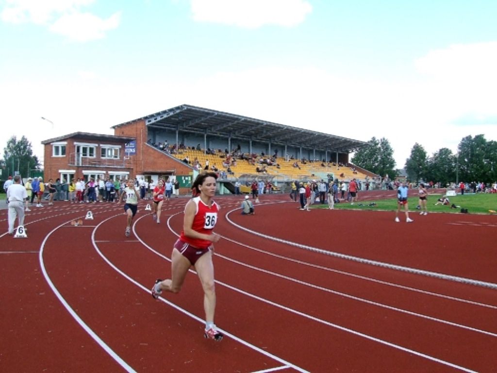 Jūnija nogalē Jēkabpilī  Latvijas pašvaldību sporta veterānu (senioru) 45. jubilejas sporta spēļu noslēguma posma sacensībās vieglatlētikā 100 metru skrējienā ātrākā bija Evija Šveca (12,9 sek.).
Autors: No «Bauskas Dzīves» arhīva.