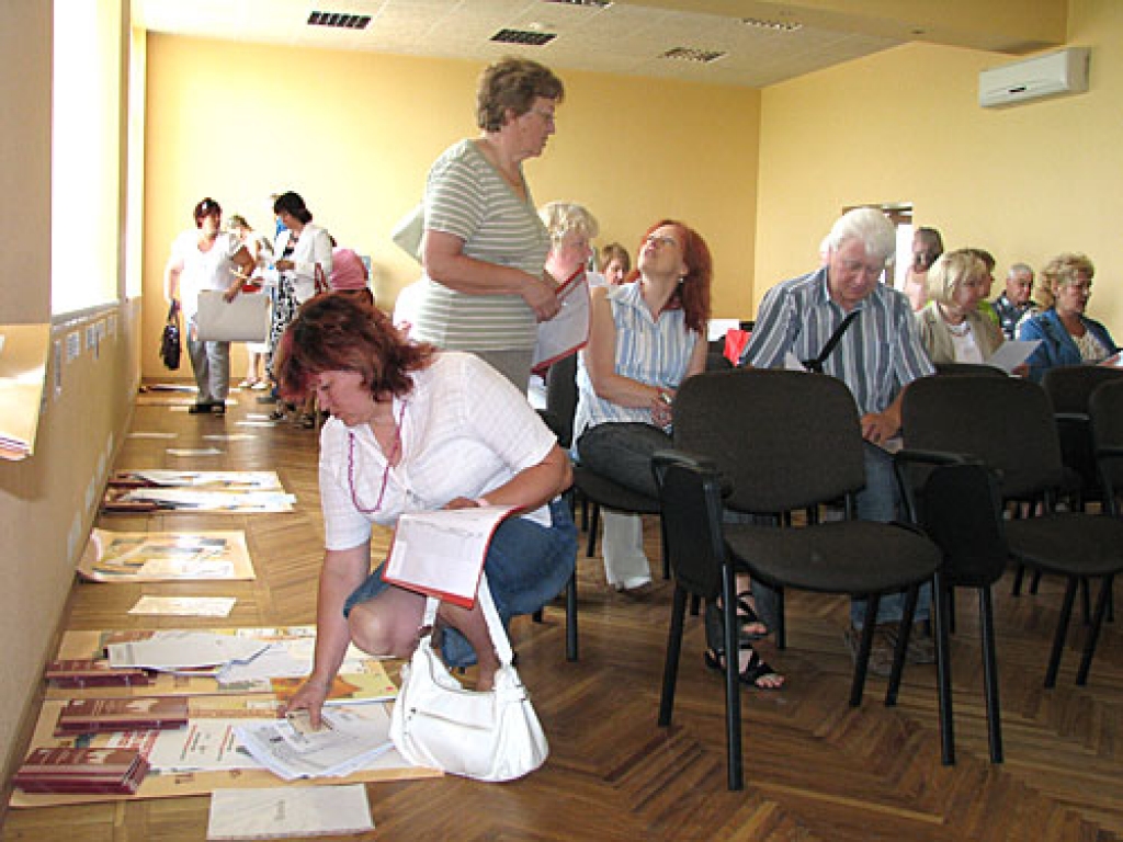 Vēlēšanu komisiju pārstāvji saņem informatīvos materiālus par 2. augustā paredzētā referenduma norisi.
Autors: Vilnis Auzāns