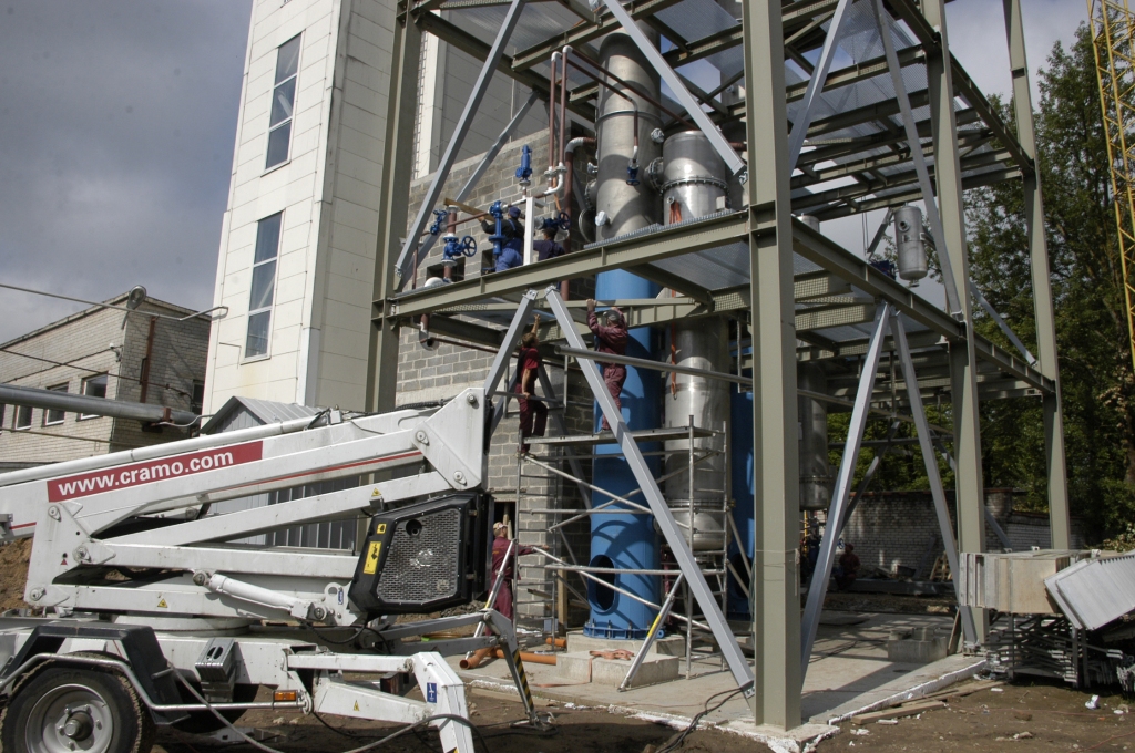 SIA «Jaunpagasts Plus» Iecavas rūpnīcas teritorijā jau jūnijā ir sākuši ievērojamus rekonstrukcijas darbus, kuru rezultātā ražošana kļūs videi labvēlīgāka un efektīvāka. Uzņēmuma Ražošanas un Tirdzniecības departamenta direktors Kaspars Fogelmanis uzsver, ka rezultātā tiks nodrošinātas arī papildus darbavietas.
Autors: Ivars Bogdanovs