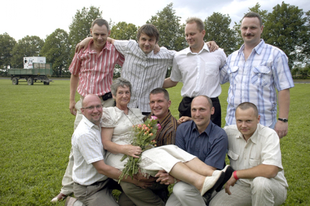 1990. gada automehāniķu specialitātes absolventi bijušo audzinātāju Teklu Pintu ir gatavi uz rokām nēsāt.
Autors: Ivars Bogdanovs