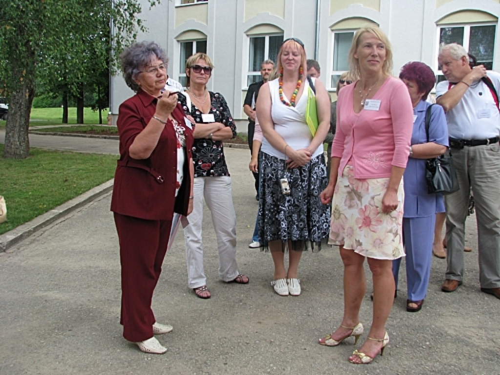 Konkursa «Sakoptākais Latvijas pagasts 2008» Zemgales vērtēšanas komisijas pārstāve Taisa Akme (no kreisās) uzteica Īslīces vidusskolas direktori Tiju Mīlgrāvi par amatierkopu atbalstu.
Autors: No «Bauskas Dzīves» arhīva.