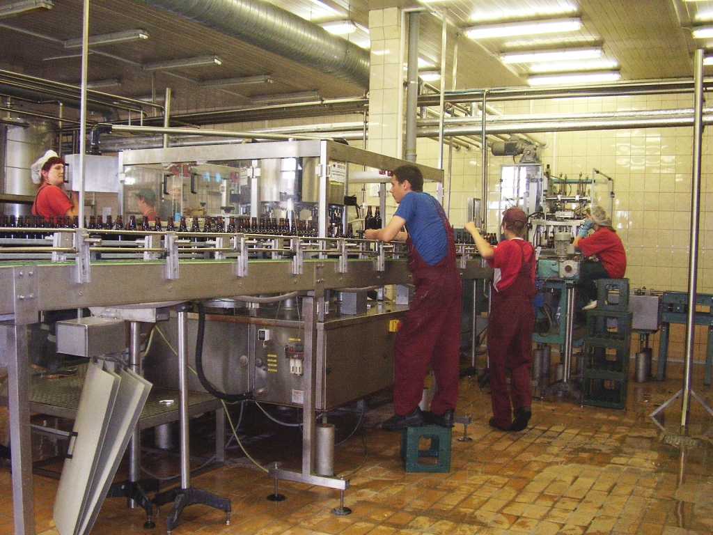 Alu pilda ne tikai jaunās, bet arī lietotās stikla pudelēs. Pildīšanas cehā troksnis ir pamatīgs.
Autors: Inga Muižniece