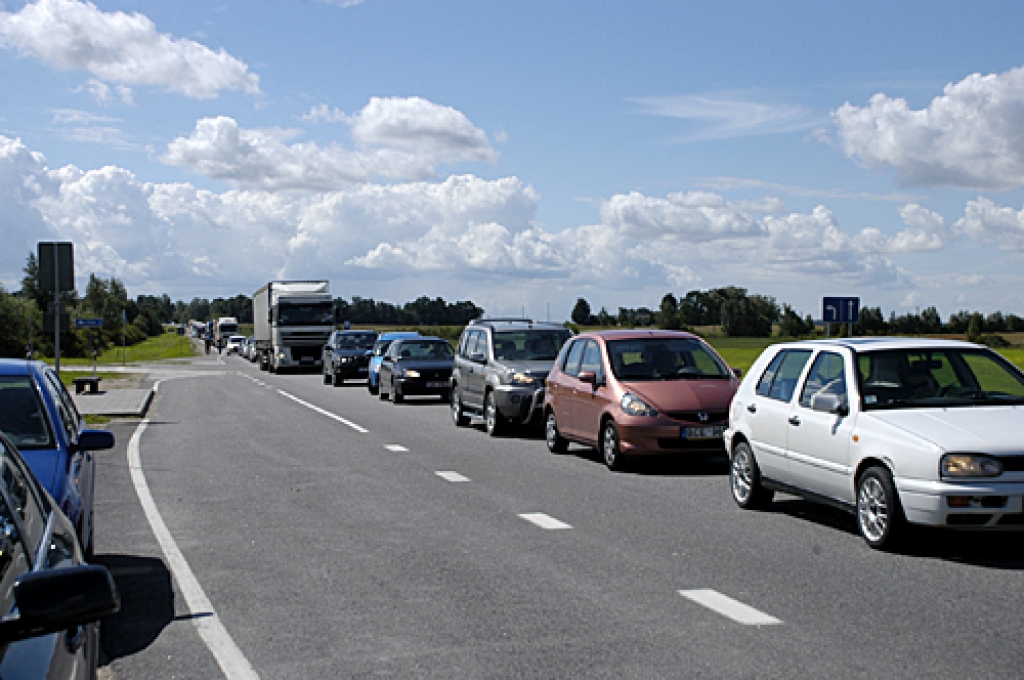 Avāriju dēļ piektdien, 18. jūlijā, uz A-7 izveidojās gara automašīnu rinda.
Autors: Ivars Bogdanovs
