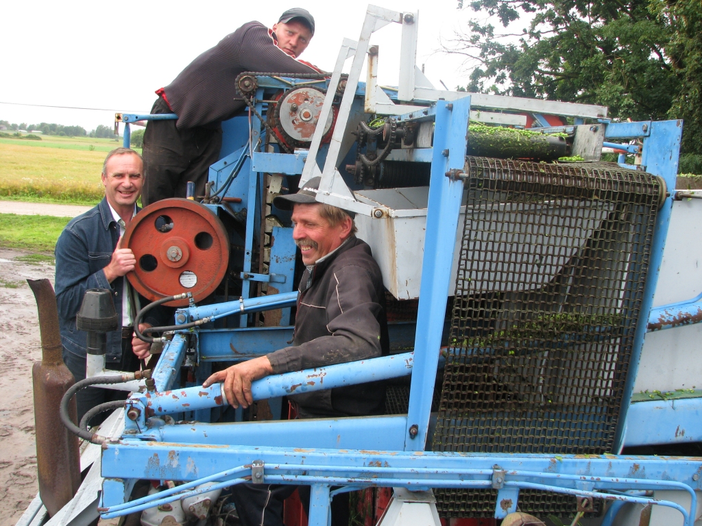 Zirņu kulšanas tehnikas sagatavošana darbam ir pacietības un prasmes pārbaudījums, jo vecais kombains tik daudz lāpīts, ka zemnieks Jānis Litiņš (pirmais no kreisās) katru nākamo sezonu sagaida ar bažām. Prasmīgais Oskars Sirmelis (no labās) ar izdomu gādā, lai kombains kustētos.
Autors: Juris Iļņickis