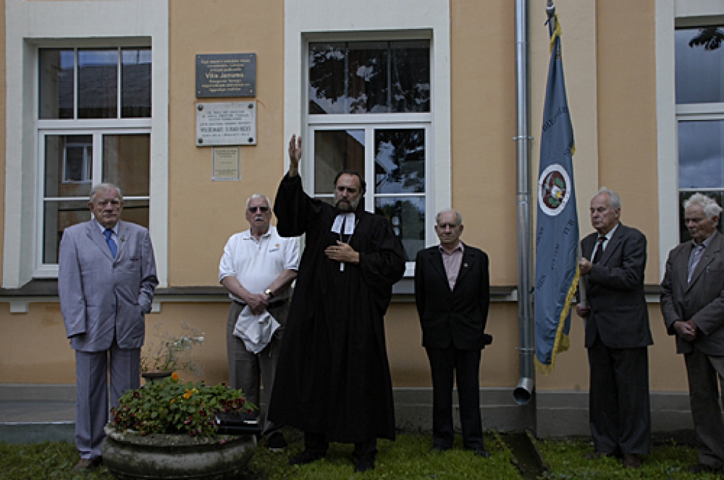 Goda plāksni Vilim Janumam pie Bauskas pamatskolas atklāja Daugavas Vanagu priekšsēdis Juris Augusts (vidū). Plāksni iesvētīja luterāņu mācītājs Jānis Tālums (no labās), par tikšanos ar pulkvedi Vili Janumu stāstīja Imants Zeltiņš (no kreisās).
Autors: Ivars Bogdanovs