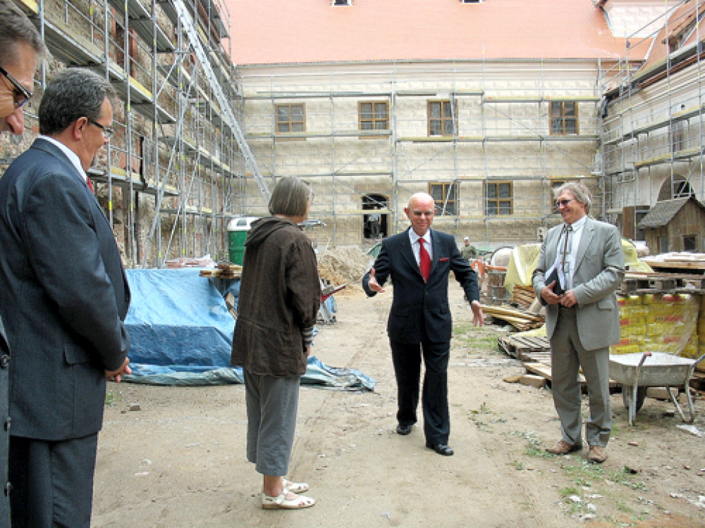 Kupišķu rajona pašvaldības delegācijas vizītes noslēgumā pievienojās Lietuvas vēstnieks Latvijā Antans Vinkus (centrā). Par Bauskas pils restaurācijas darbiem Panevēžas apriņķa Slimo kases direktoram Jonasam Narbutam (no kreisās), mūsu rajona Padomes vadītājam Aivaram Okmanim un citiem stāstīja Bauskas pils muzeja speciāliste Taiga Skane.  
Autors: Ivars Bogdanovs
