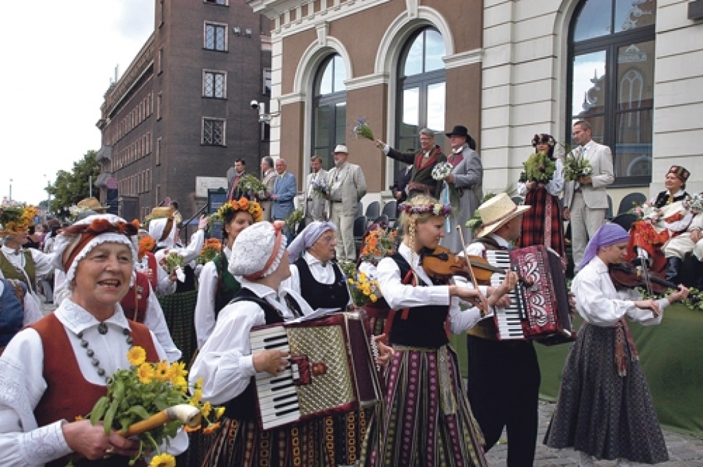 Folkloras kopa «Trejupe» Dziesmu un deju svētku atklāšanas gājienā.
Autors: No «Bauskas Dzīves» arhīva.