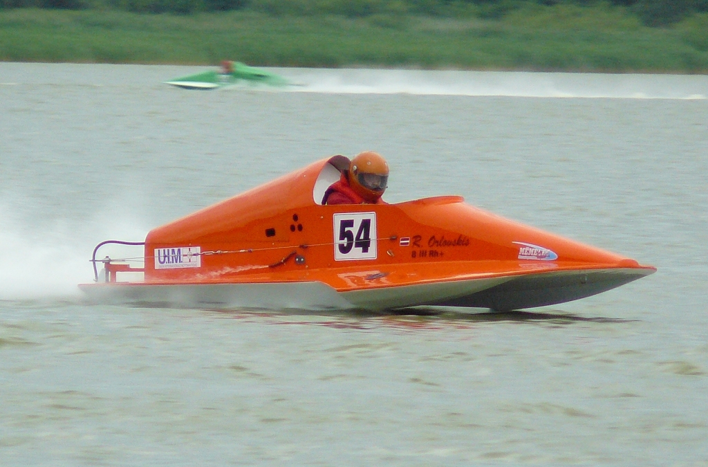 Sporta kluba «Mēmeles sports» pilots Rolands Orlovskis kļuvis par Baltijas čempionu ūdensmotosportā R-1000 klasē. 
Autors: No albuma.