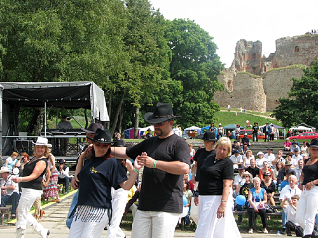 Pēdējā Kantrifestivāla diena Bauskā pulcēja mazāku cilvēku skaitu nekā sestdienā.
Autors: Laimonis Šulcs