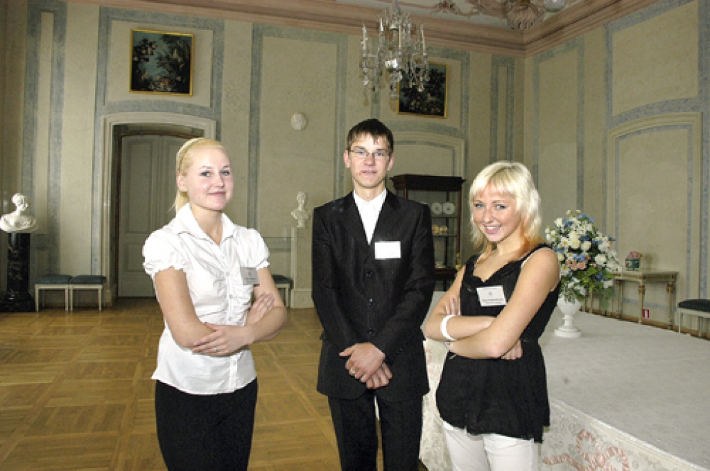 Eksponātu uzraugi (no kreisās) Līva, Renārs un Lina var daudz ko pastāstīt par Rundāles pils muzeja izstādēm.
Autors: Ivars Bogdanovs