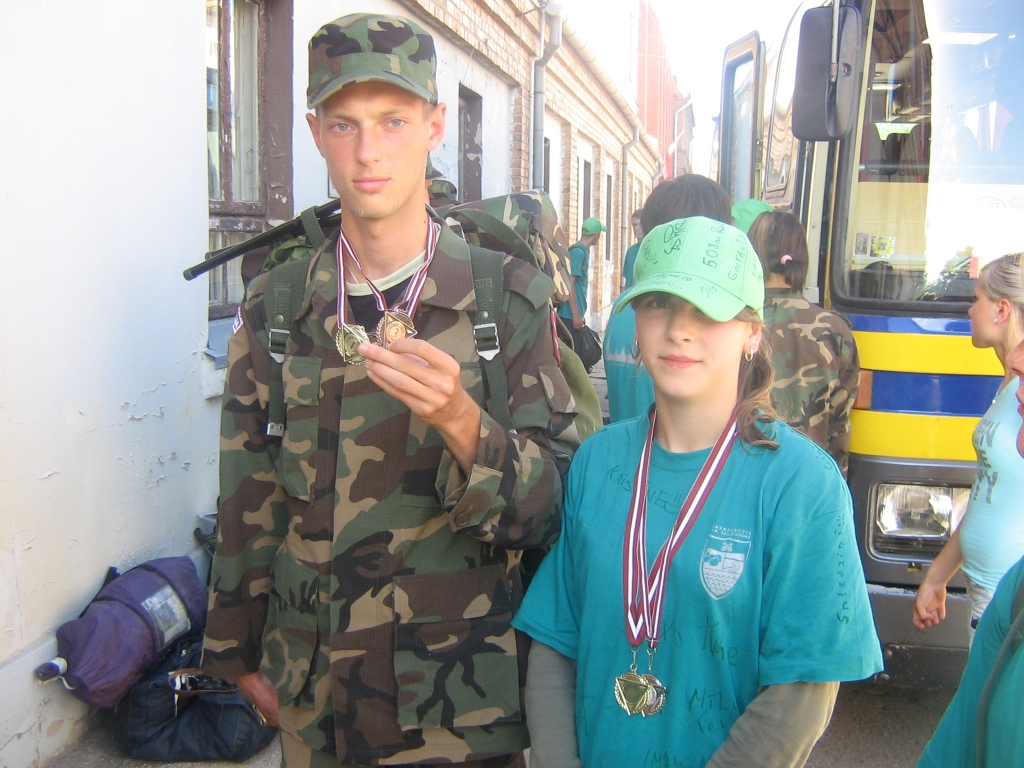 Baušķenieki Edgars Tomsons un Estere Norkute lepojas ar jaunsargu salidojumā izcīnītajām medaļām.
Autors: No albuma.