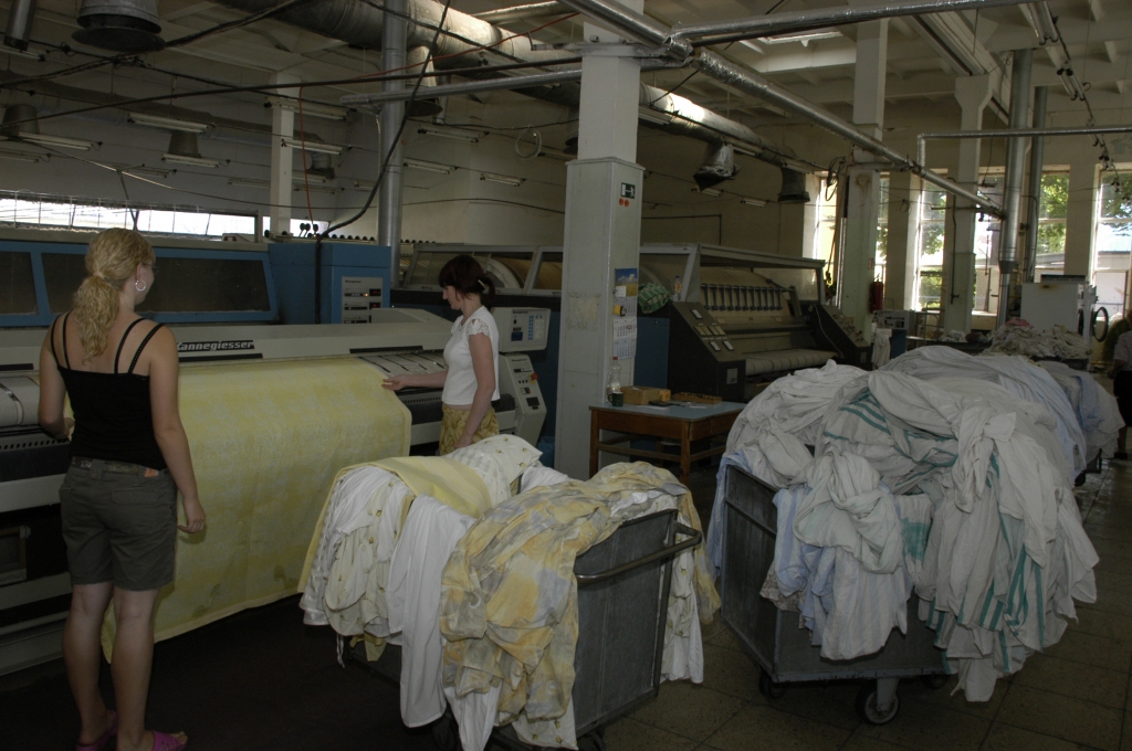 Pie SIA «Bauskas pakalpojumi» gludināšanas iekārtas Rita Pelcere (no kreisās) un Svetlana Fjodorova. Jaunās iekārtas mazgās un žāvēs, bet gludinās ar jaunajiem, jaudīgajiem aparātiem. 
Autors: Ivars Bogdanovs