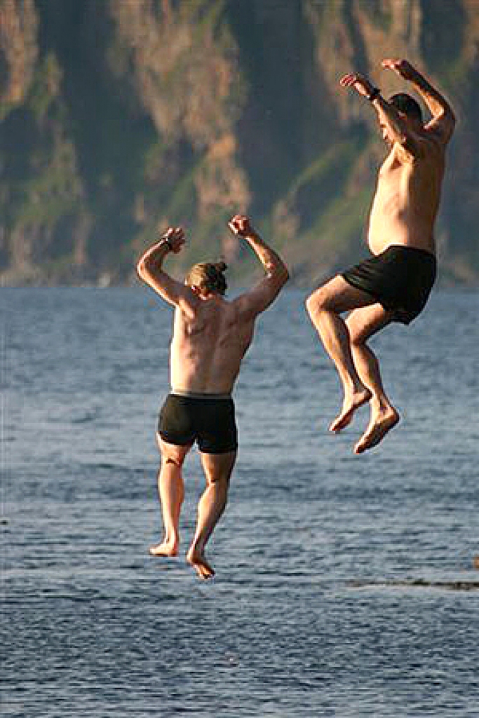 Viens no traumu iemesliem ir spēcīgs atsitiens pret ūdenstilpnes gultni, lecot ūdenī. Pēc šādiem savainojumiem cilvēki nereti kļūst par invalīdiem uz mūžu.
Autors: www.moc.noaa.gov