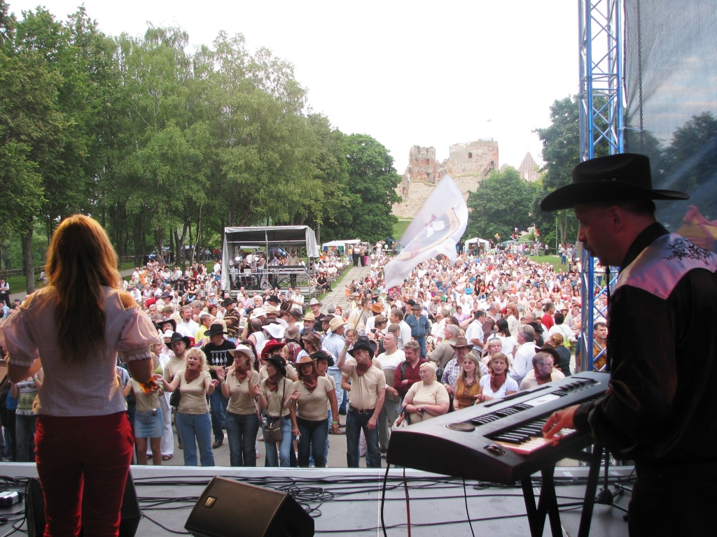 Grupu uzstāšanās laikā dancotāju netrūka, arī sēdvietas bija aizņemtas.  
Autors: Laimonis Šulcs