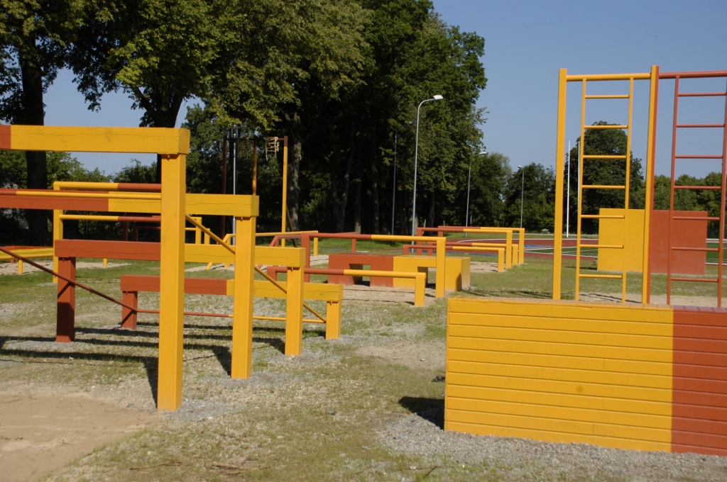 Pie Bauskas 1. vidusskolas izveidotajā militarizētajā šķēršļu joslā savas fiziskās iemaņas izkopt varēs skolas audzēkņi un arī jaunsargi.
Autors: Ivars Bogdanovs