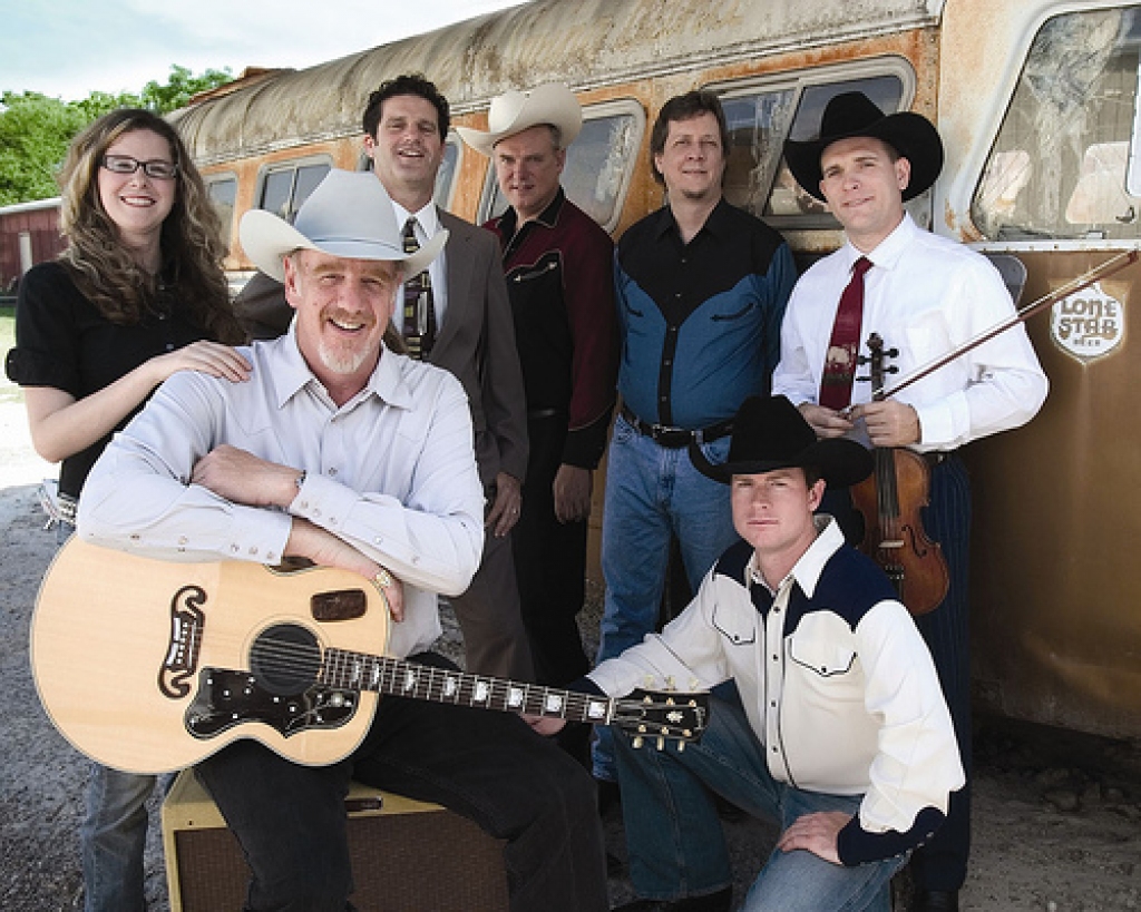 Grupa ir ieradusies Latvijā spēlēt Kantrimūzikas festivālā. Būdama deviņkārtēja Gramy balvas ieguvēja, grupa nepārprotami ir visaugstākās klases rozīnīte festivāla publikai. 
Autors: www.farm1.static.flickr.com