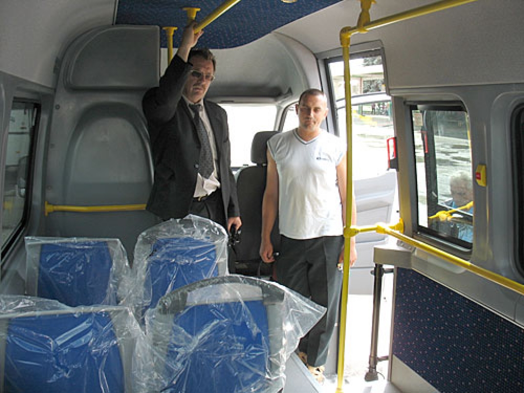 SIA «Aips» valdes loceklis Uldis Kolužs (no kreisās) stāsta šoferim Andrim Lukašam par jaunā autobusa priekšrocībām.
Autors: Vilnis Auzāns