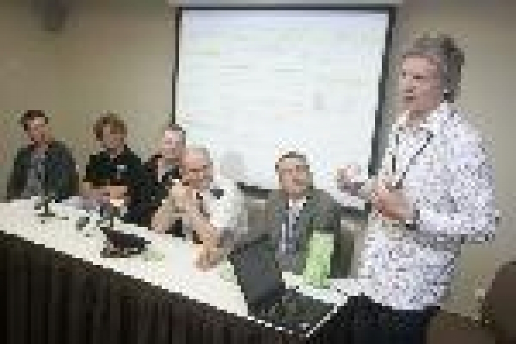 Preses konferences dalībnieki no kreisās: Normunds Rutulis (pirmoreiz publiski nolasīja 10 pieklājīgas braukšanas principus), Guntis Ervalds, SEB līzings rallija komanda, Jānis Vorobjovs, SEB līzings rallija komanda, Emunds Zivtiņš, Valsts policijas Galvenās kārtības policijas pārvaldes Ceļu policijas biroja priekšnieks, Ints Krasts, SEB līzings direktors, Pauls Timrots, satiksmes eksperts, preses konferences vadītājs.
Autors: www.db.lv