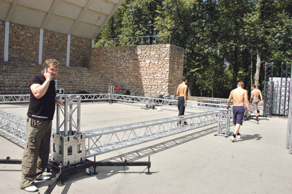 10. jūlijā Bauskas pilskalnā sāka montēt estrādes paaugstinājumu, 11. jūlijā plkst. 19 šeit sāksies trīs dienu ilgais Bauskas Kantrimūzikas festivāls.
Autors: Vilnis Auzāns