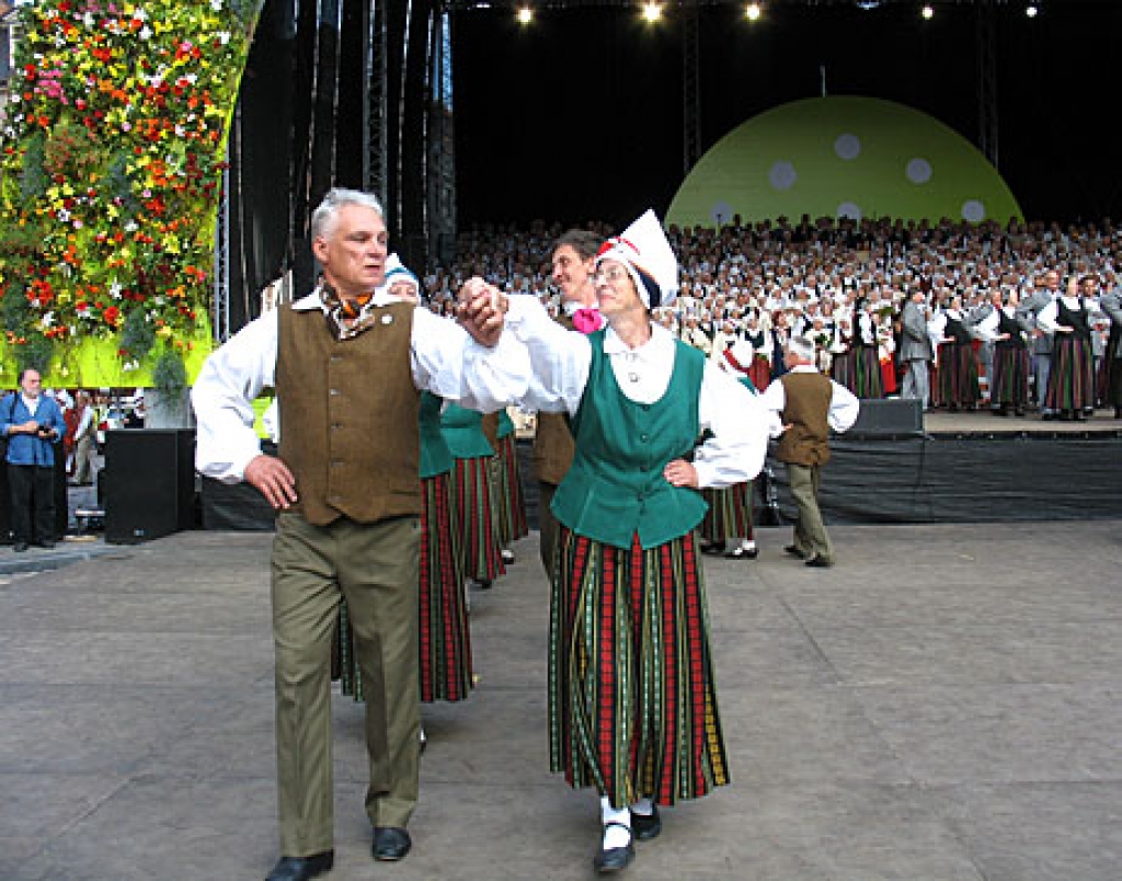 Staltu stāju, drošā solī sevi rīdziniekiem izrādīt nāk dejotāji no Iecavas.
Autors: Vilnis Auzāns