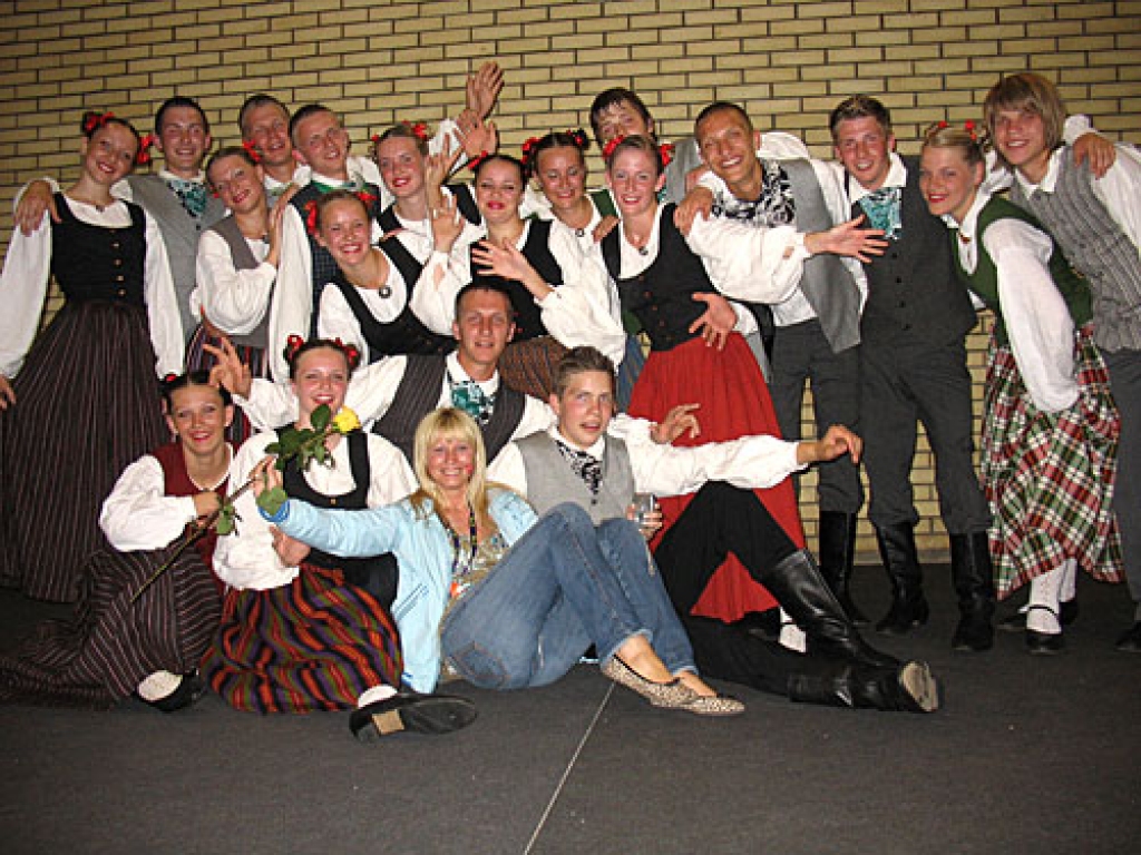 «Laimes sviedri mūsu sejās,» tā par sevi pēc koncerta teic «Jandāla» dejotāji, arī kolektīva vadītāja Tamāra Lisovcova.
Autors: Vilnis Auzāns