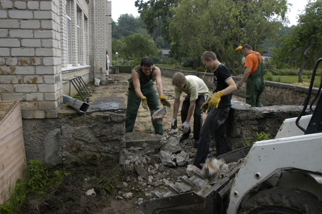 Bērnudārza «Pasaulīte» terasē nokaļ vecās plāksnes. SIA «Kerabloks» liks jaunu segumu, kurā būs burtiņi, cipariņi, «klasītes», ko bērniem izlēkāt.
Autors: Ivars Bogdanovs