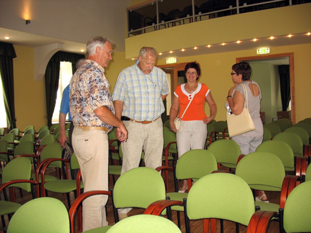 Apskatot atjaunoto Iecavas kultūras nama lielo zāli, vērtētāji nebeidza slavēt pašvaldību par paveikto. 
Autors: Vilnis Auzāns