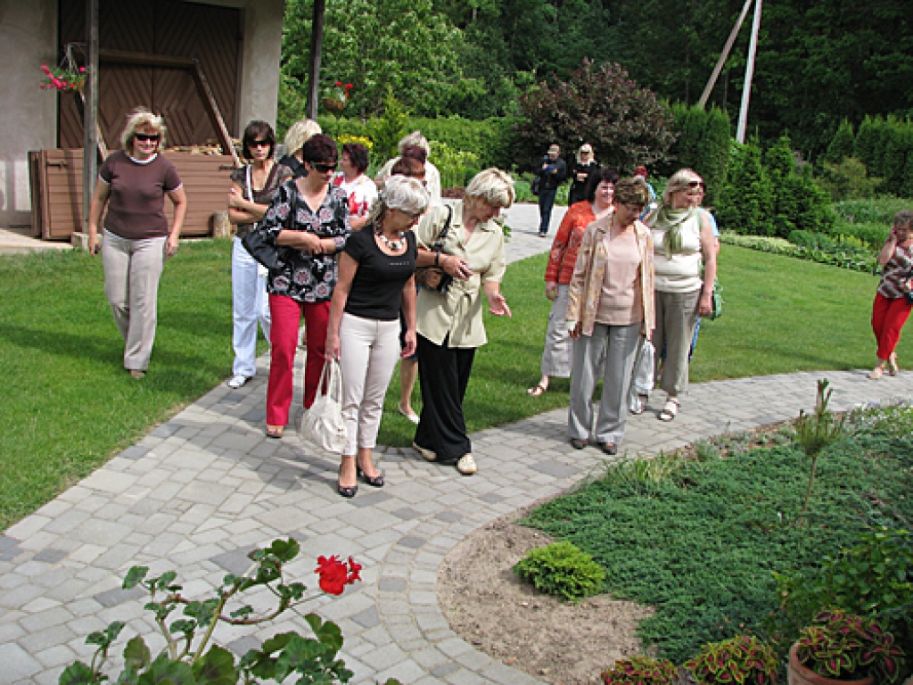 Komisaru ģimene pieradusi uzņemt ciemiņus. Jūnija sākumā Iecavas daiļdārzu atzinīgi novērtēja Liepājas kultūras darbinieki.
Autors: Vilnis Auzāns