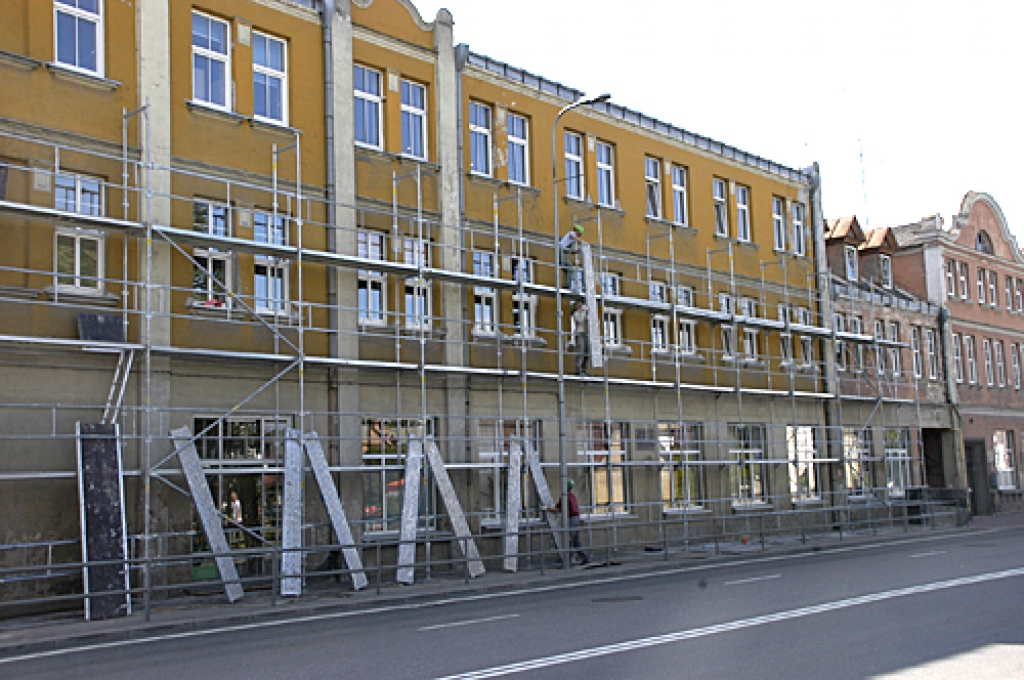 SIA «Vesta ABM» sākusi šīs ēkas, kā arī vakara vidusskolas fasādes remontu. Līdztekus strādnieki remontēs arī jumtus.
Autors: Ivars Bogdanovs