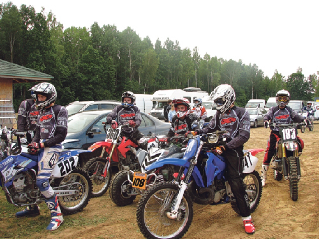 Sestdienas rītā Stelpē ieradās vairāk nekā 100 motosportistu kopā ar ģimenēm. Mērķis – gan izbaudīt sacensību garu, gūt panākumus, gan atpūsties «Pīlādžu» motokrosa trasē.
Autors: Juris Iļņickis