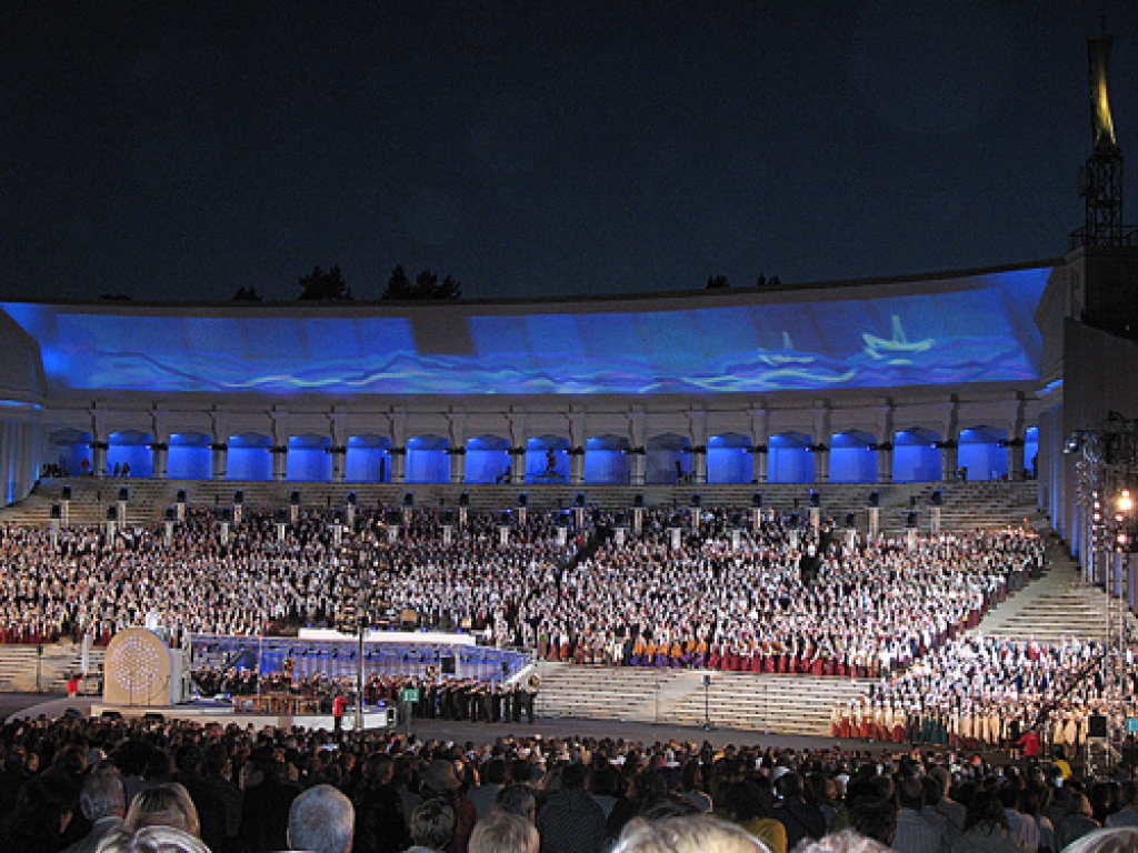 Koncertā «Dziedot dzimu, dziedot augu» Mežaparka Lielajā estrādē noskaņu radīja videografikas. Šāds vizuālais noformējums skatāms dziesmas «Pūt, vējiņi!» skanējuma laikā.
Autors: Vilnis Auzāns