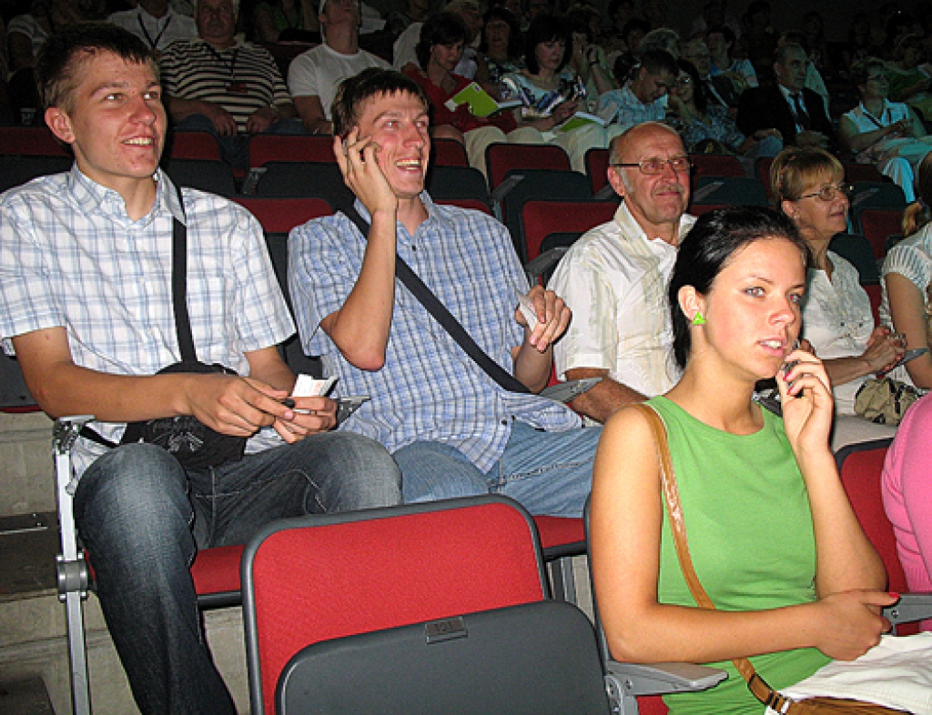 Bauskas rajona amatierkopu dalībnieki un viņu atbalstītāji «Arēnā Rīga», gaidot koncertu «Deju svētkiem – 60». Skatītāju vidū Jānis (no kreisās) un Guntis Sirmeļi.
Autors: Vilnis Auzāns